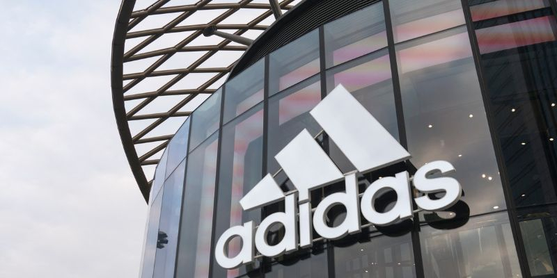 Adidas возвращается к росту и повышает прогноз на 2026 год
Adidas возвращается к росту и повышает прогноз на 2026 год